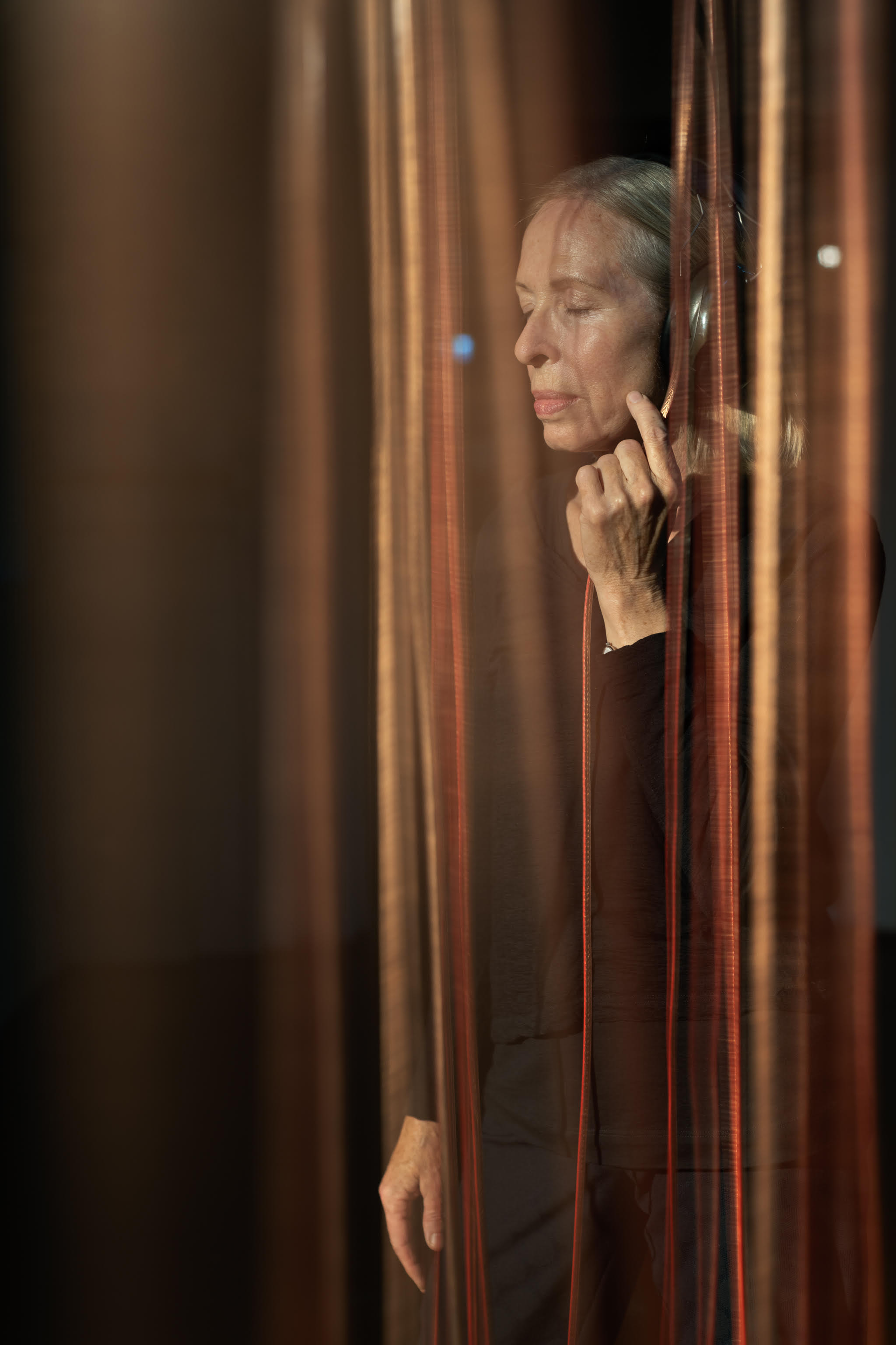 Christina Kubisch in ihrer Installation Weaving, 2020, Atelier Nord, Oslo © Christina Kubisch; Foto: Istvan Vandor