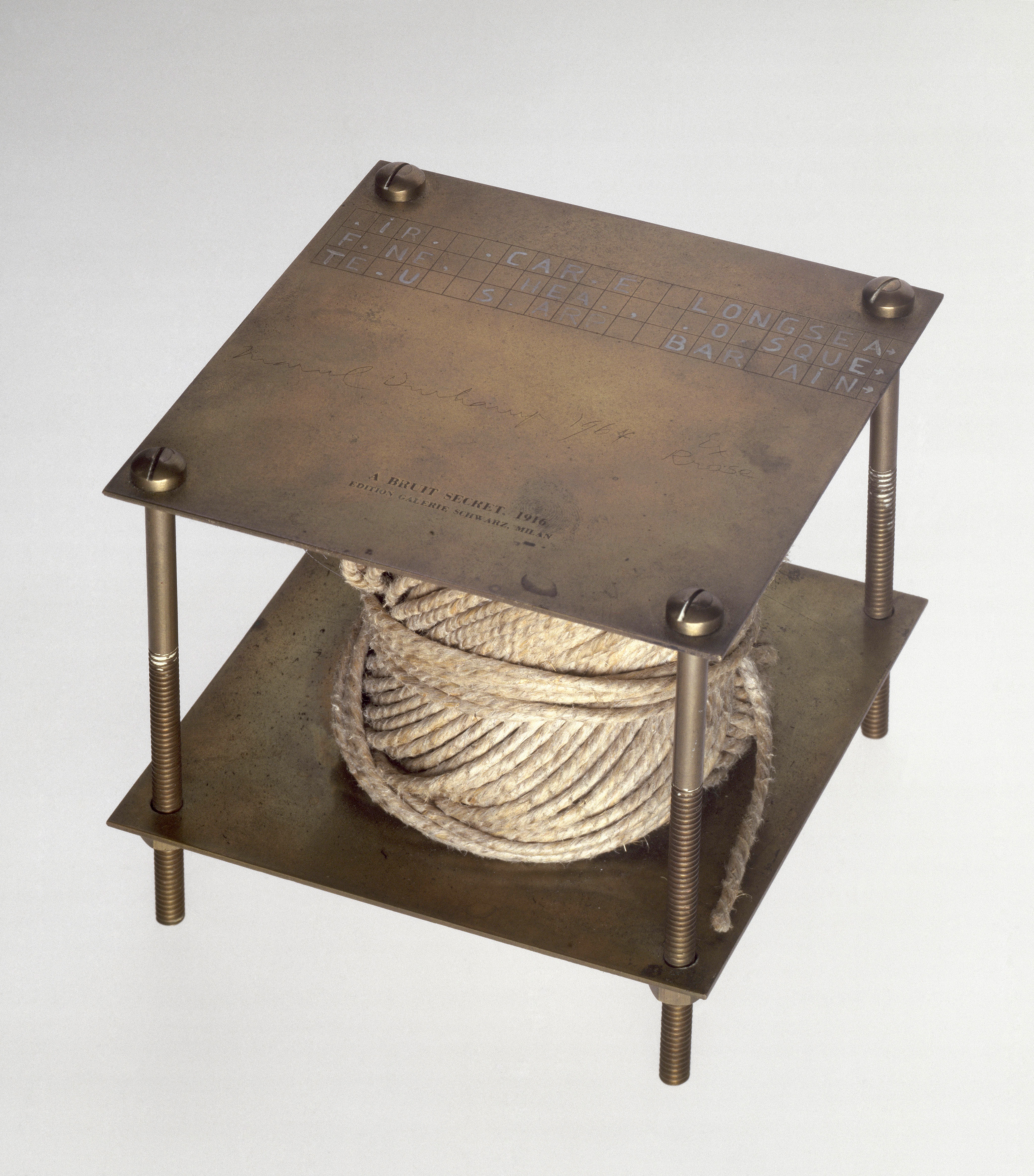 Marcel Duchamp, Á bruit secret (With Hidden Noise), 1916/1964, Assistiertes Readymade: Schnurknäuel mit unbekanntem Objekt, mit vier langen Schrauben zwischen zwei Messingplatten festgeschraubt, 12,7 x 15,2 x 15 cm, Achat, 1986, Centre Pompidou, Paris, Musée national d'art moderne - Centre de création industrielle © Association Marcel Duchamp / 2023 ProLitteris, Zürich, Foto: © Centre Pompidou, MNAM-CCI, Dist. RMN-Grand Palais / image Centre Pompidou, MNAM-CCI