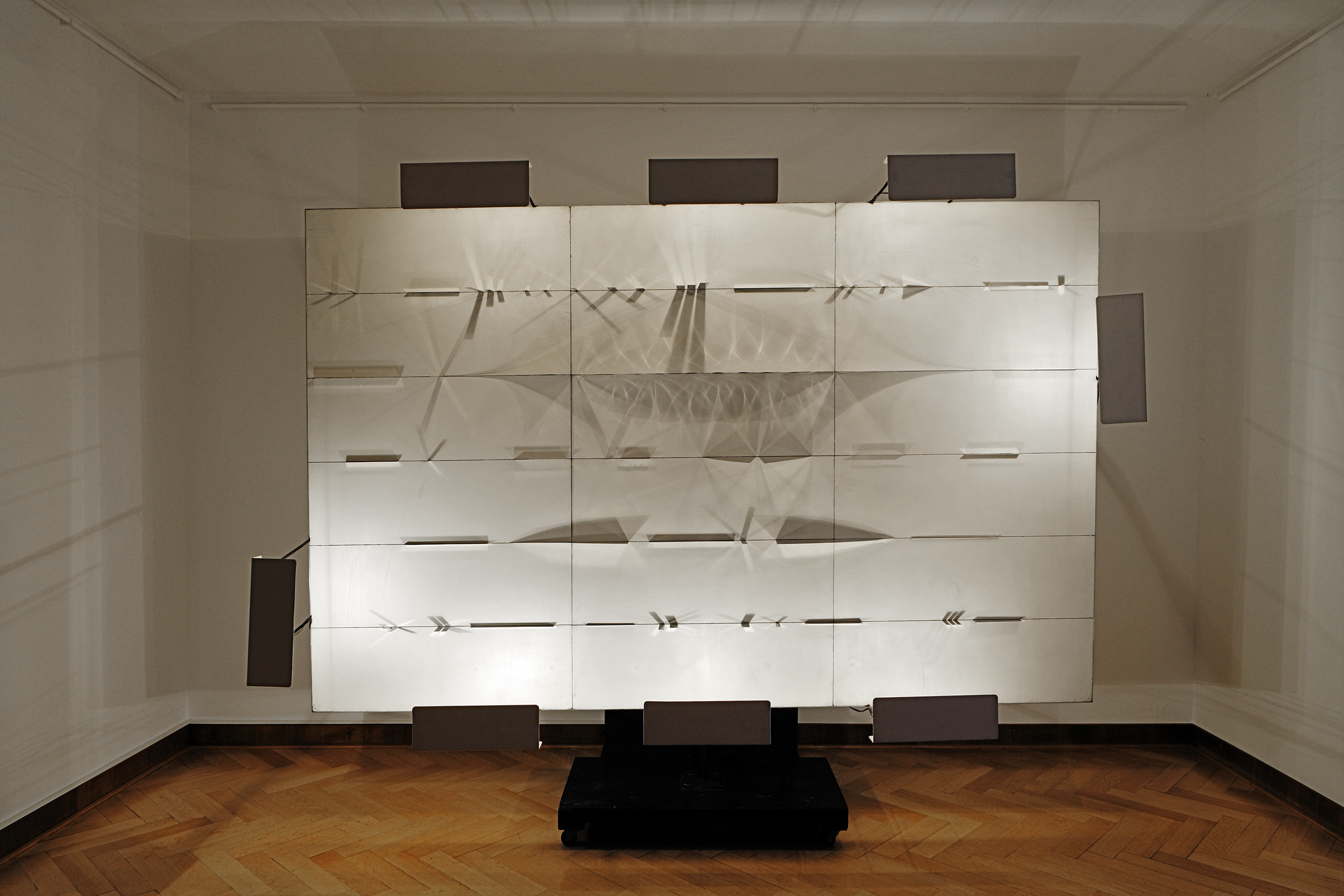 Hermann Goepfert, Optophonium I, 1961/1962, Holz, Metall, Farbe, 57 Alumimumplatten, 8 Lampen, Tonband, Lautsprecher, 181 x 288 x 31,5 cm, 6 Min 55 Sek, Kunstmuseen Krefeld © 2023 ProLitteris, Zürich, Foto: Kunstmuseen Krefeld / Volker Döhne