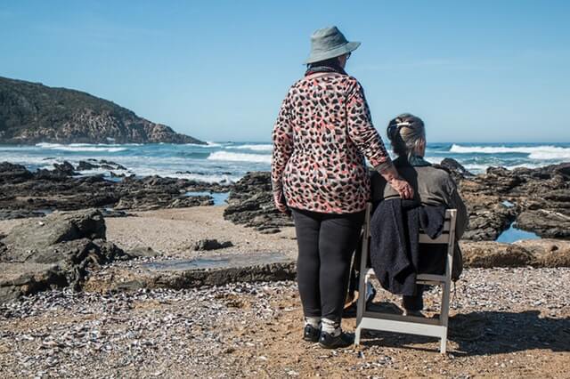 mujer mirando el agua