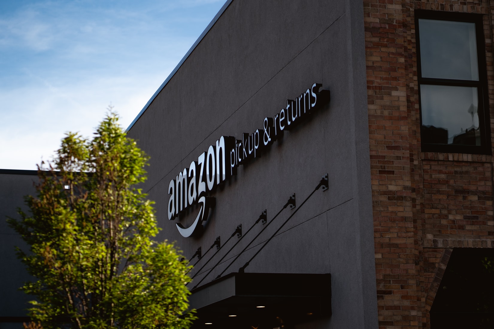 Amazon and Goldman Sachs Wade Deeper Into Financial Services