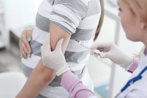 La vaccination contre la grippe pendant la grossesse n’affecte ni le poids de naissance, ni le terme