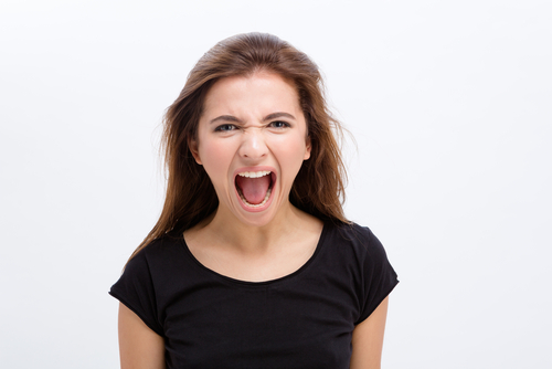 Pourquoi certaines femmes sont-elles violentes ?