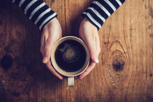 Café, vin et mortalité par hépatopathie alcoolique : quels liens ?