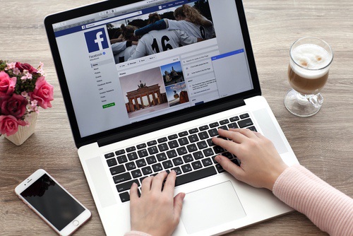 Addiction à Facebook : femmes et hommes quasi à égalité