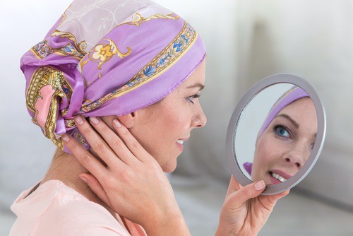 « Le masque de la bonne santé » pour les jeunes femmes qui luttent contre un cancer du sein à un stade avancé