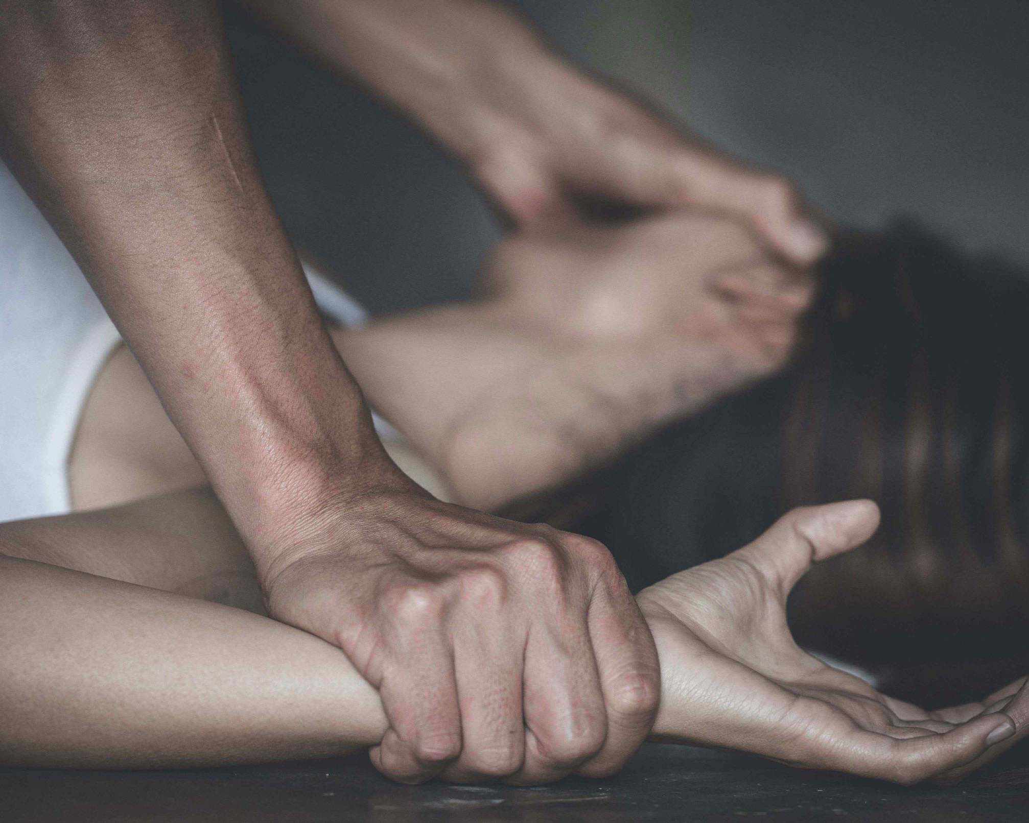 Quels risques pour la santé des femmes qui ont subi un premier rapport sexuel sous la contrainte ?