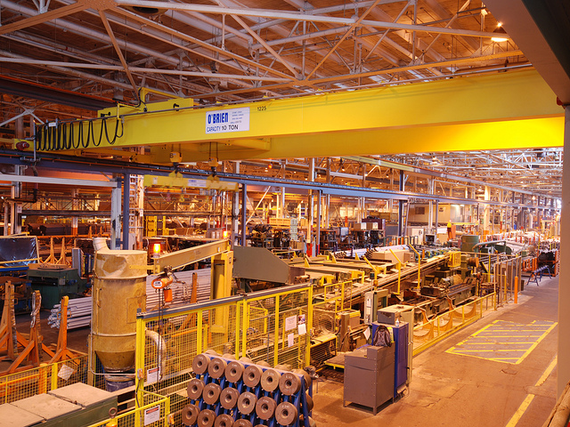 Weeklysafety.com exclusive safety meeting topic that focuses on general safety tips and specific OSHA standards that apply when overhead cranes are being used in the workplace or on the job site.