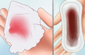 kinh nguyệt ra ít và có màu nâu đen do suy giảm nội tiết tố
