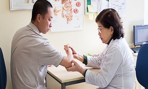 Bệnh viêm da cơ địa ở tay: Giai đoạn và cách chữa trị tận gốc