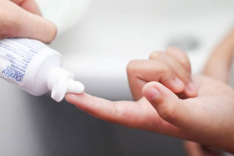 Kem đánh răng trị mụn trứng cá