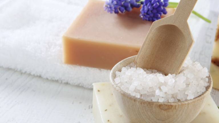 Trị mụn đầu đen ở mũi bằng muối biển