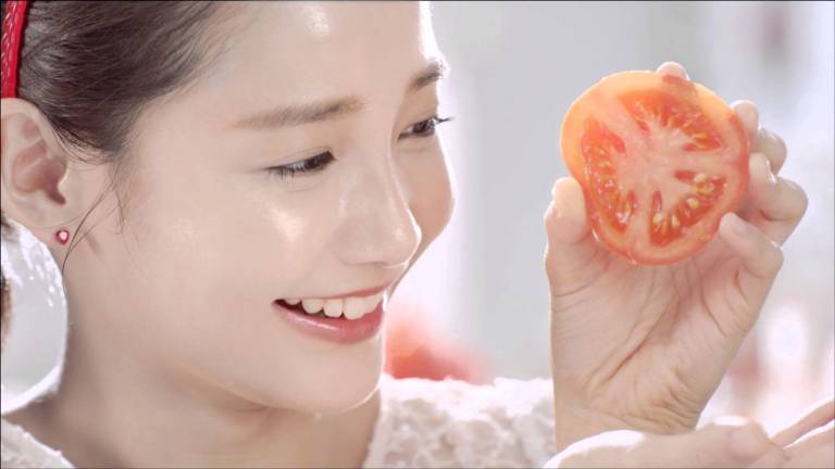 Trị mụn đầu đen ở mũi bằng cà chua