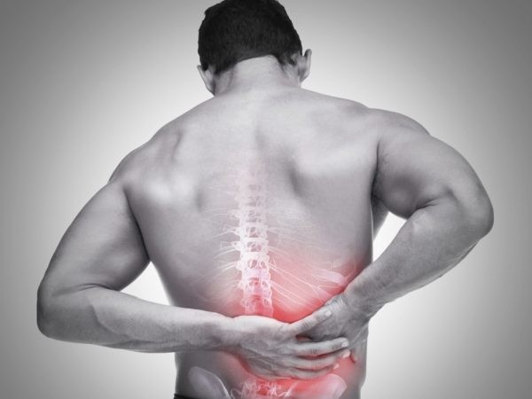 Đau lưng bên phải là dấu hiệu bệnh gì