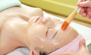 Mặt nạ trứng gà vừa giúp loại bỏ mụn đầu đen vừa se khít lỗ chân lông ngăn mụn hình thành.