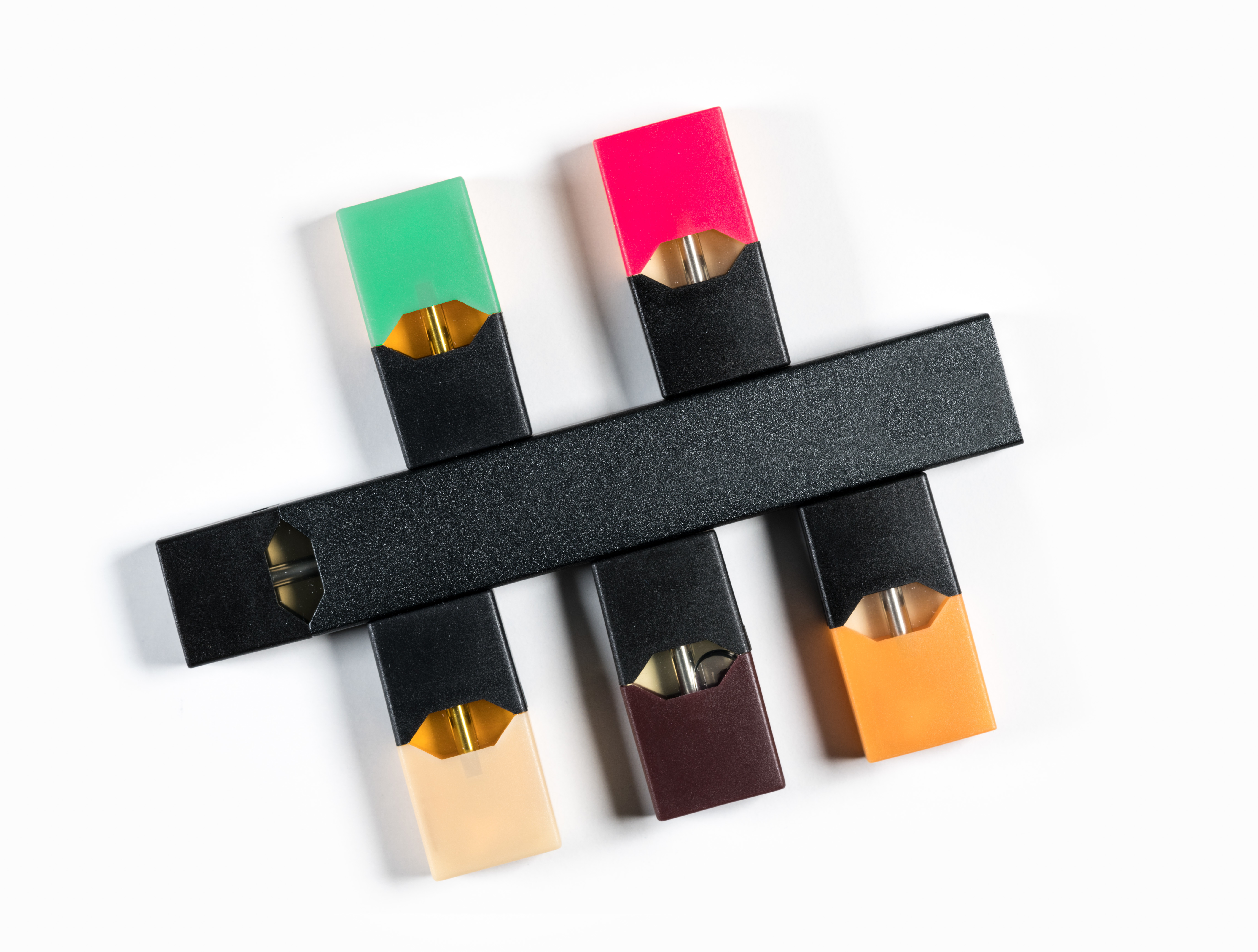 A Juul device and several Juul nicotine pods