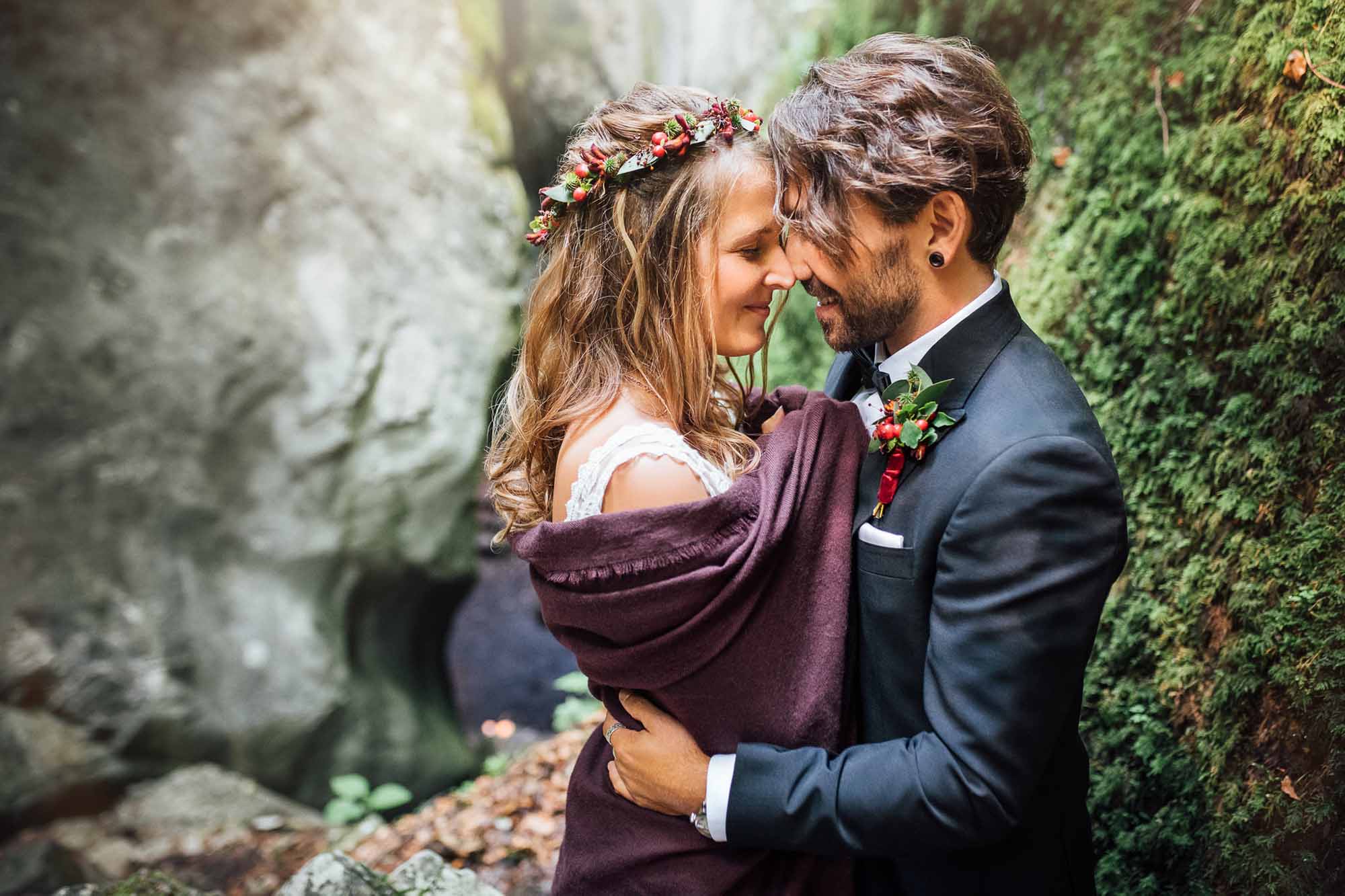 Elopement-Hochzeit in natürlicher Kathedrale