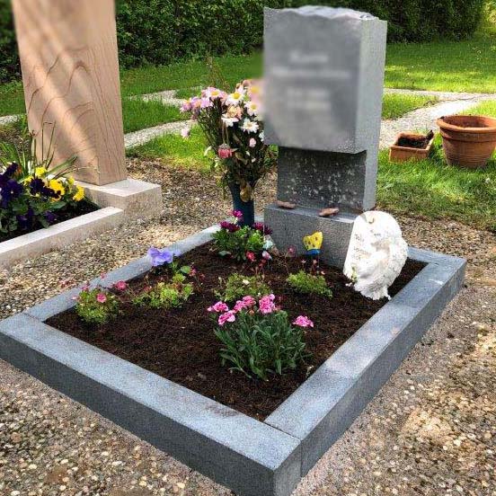 besonderer Urnengrabstein aus Naturstein