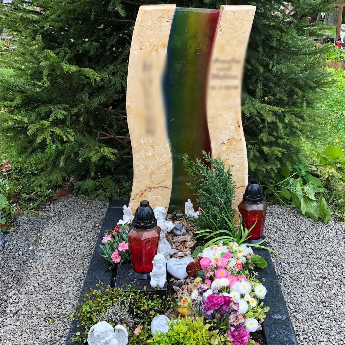 schöner Einzelgrabstein mit Regenbogenfarben