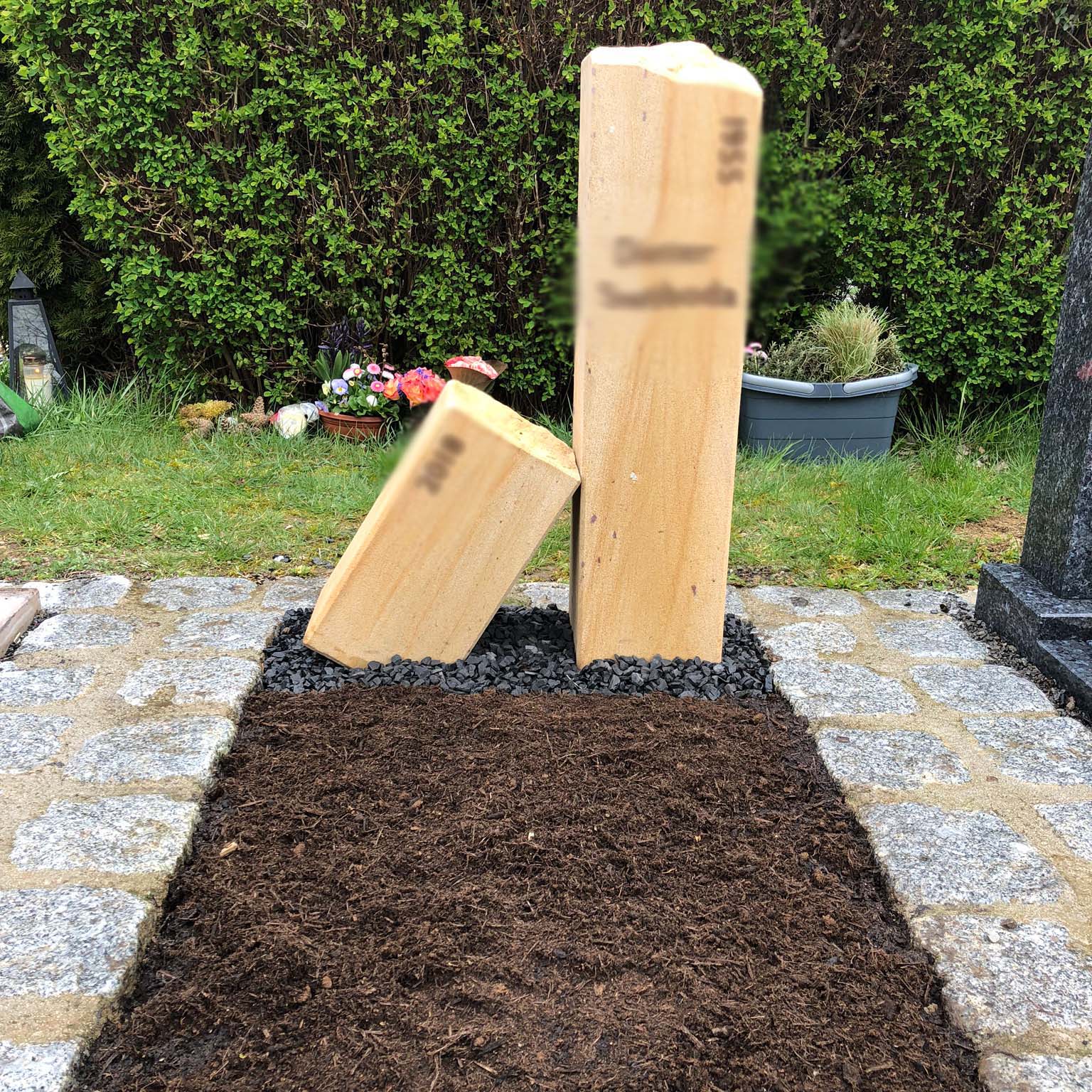 Einzelgrabstein aus zwei Teilen angelehnt