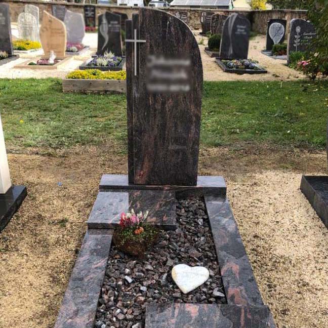 schöner Einzelgrabstein auf Marmor