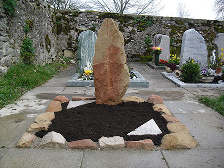 Urnengrab mit Einfassung Naturstein stehend Kreuz
