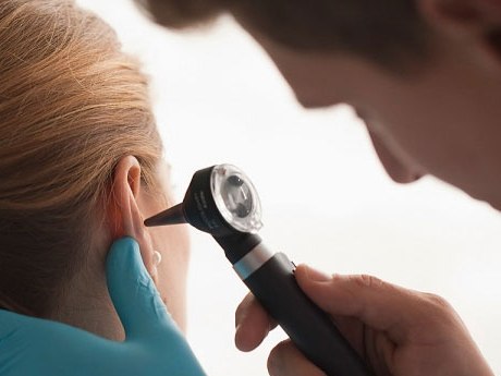 Lỗ tai bị chảy nước và ngứa là bị gì và Có sao không