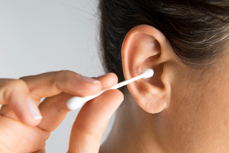Lỗ tai bị chảy nước và ngứa là bị gì và Có sao không