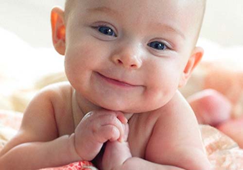 Da đầu trẻ sơ sinh có vảy vàng là bị gì