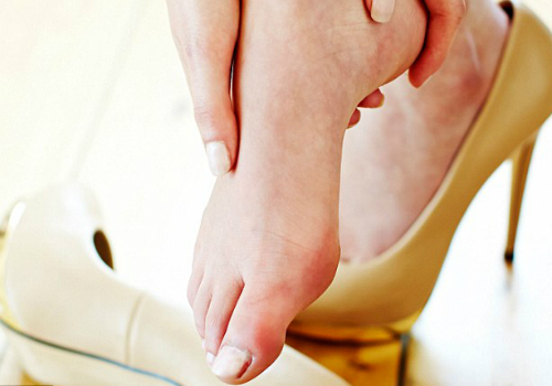 Bị nứt gót chân là thiếu chất gì