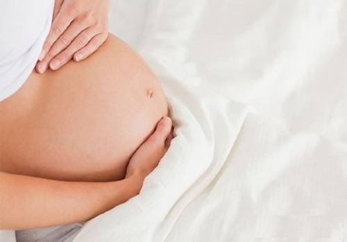 Kinh nguyệt màu hồng nhạt có sao không