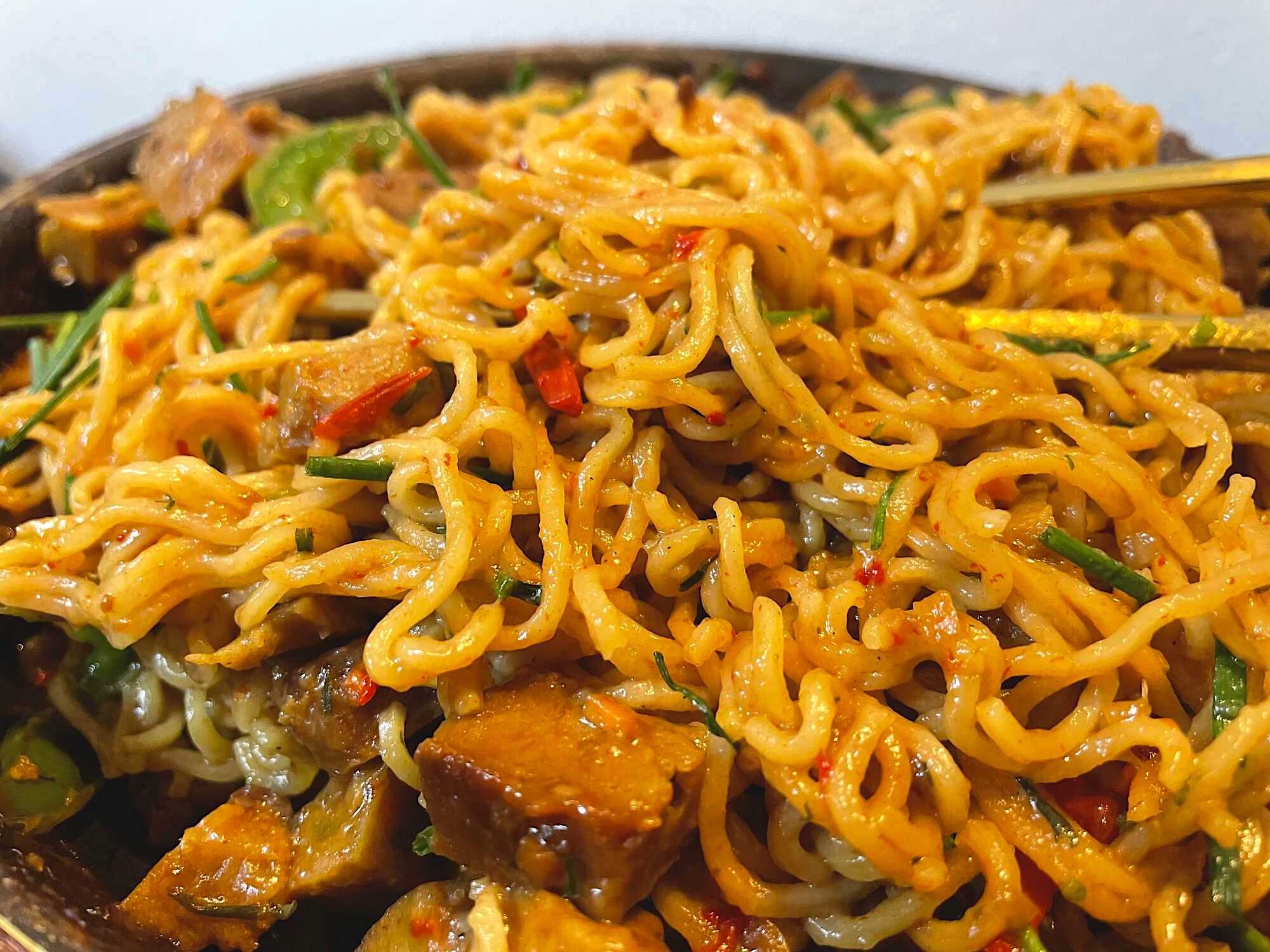 Nouilles sautées et caramélisées aux poivrons et soja faible en