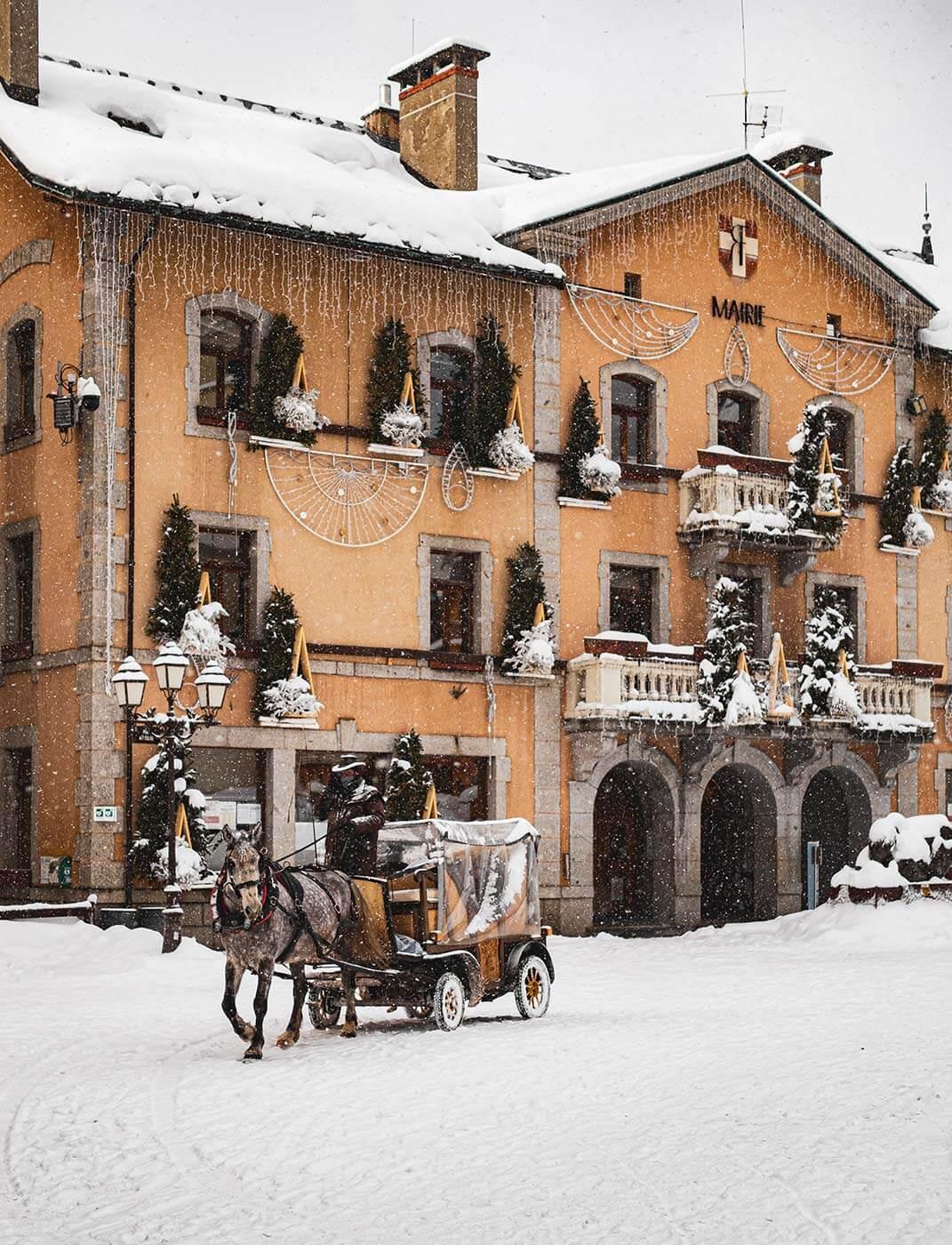 A horse carriage in front of a buildingDescription automatically generated with low confidence