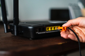 En nÀtverkskabel som sitter in i porten LAN1 pÄ en router.