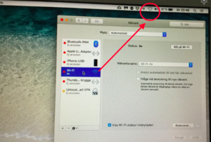 Wi-Fi knappen pÄ en Mac uppe i högra hörnet. Man kan Àven gÄ in under InstÀllningar och sen NÀtverk, som pÄ bilden. I en PC med Windows finns Wi-Fi knappen nere pÄ startfÀltet, oftast intill klockan. Man kan Àven gÄ in och kolla internetinstÀllningar via Kontrollpanelen, som man kan finna under Start-menyn.