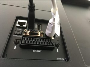 En hederlig antennkabel och en HDMI-kabel (som överför bild&ljud från t.ex digital-tv boxen) Förr användes SCART-kabel för att överföra bild från t.ex VHS-bandspelare.
