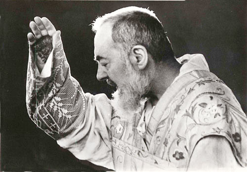 padre pio bendiciendo