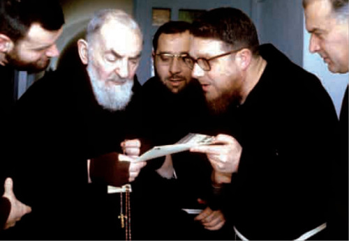 monseñor essef con padre pio