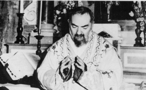 padre pio rezando