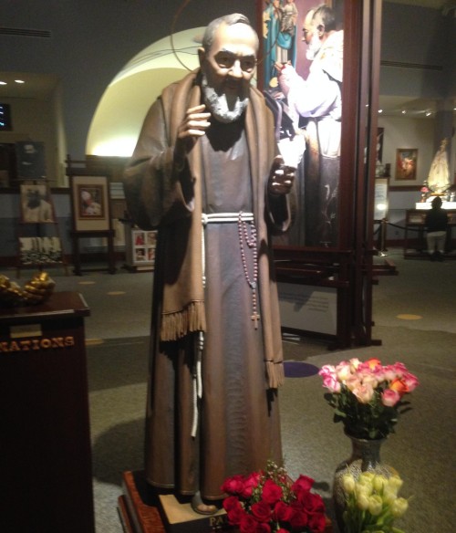 estatua del padre pio fondo
