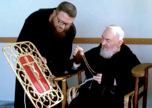 padre pio con crucifijo