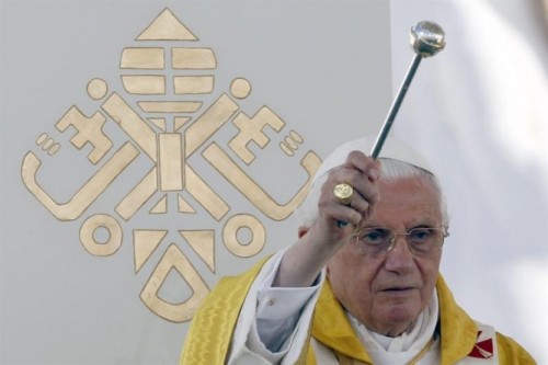 benedicto xvia aspergendo agua bendita