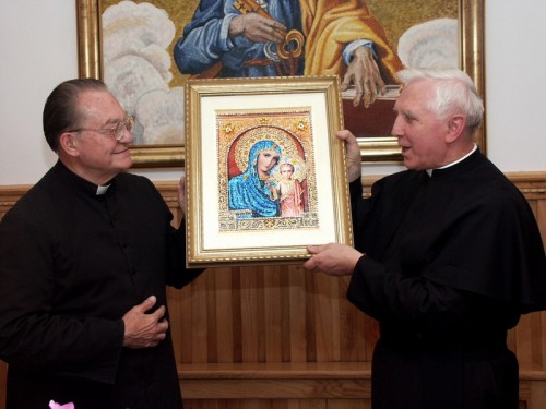 sacerdotes mostrando la imagen de soufanieh