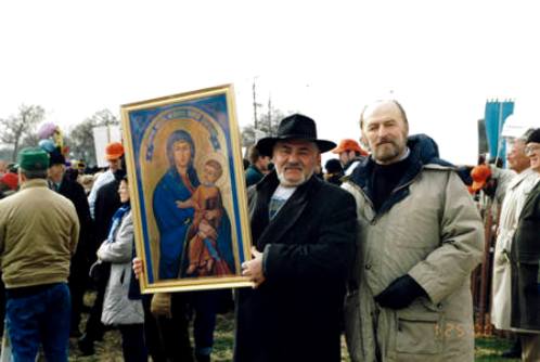 Josyp Terelya con el icono de la aparicipn de hrushiv
