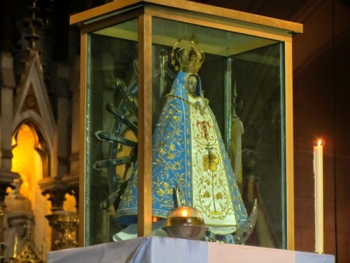 virgen de lujan en caja de vidrio