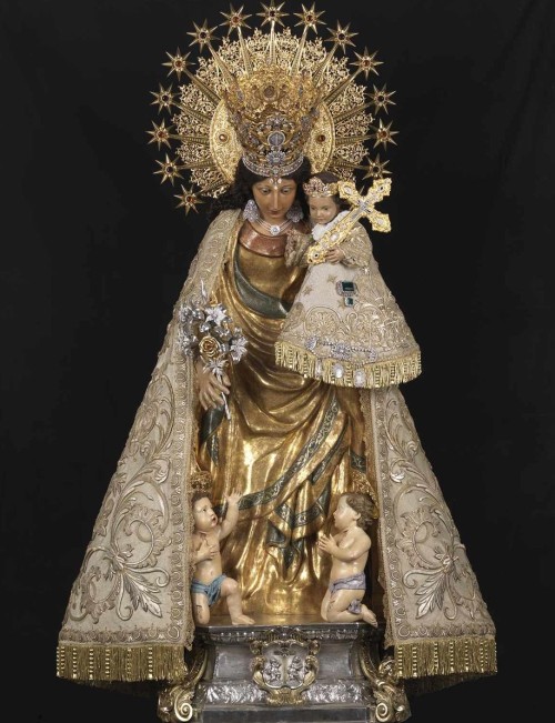 virgen de los desamparados de valencia de pie