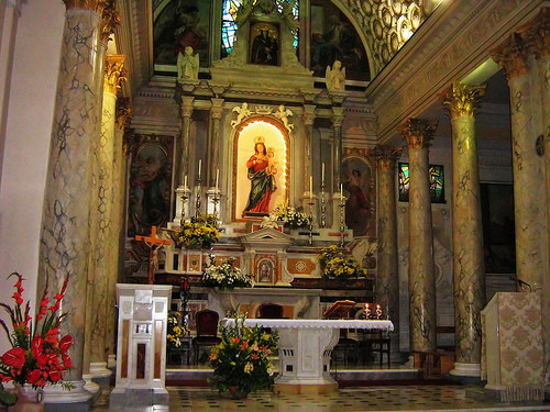 interior iglesia conflenti