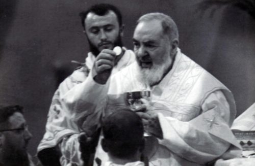 padre pio en misa