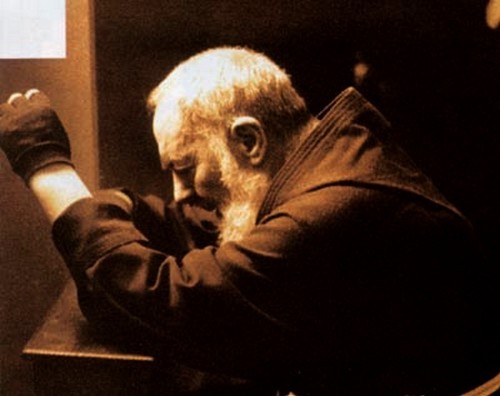 padre pio orando