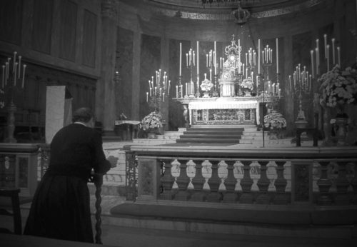 sacerdote en adoracion